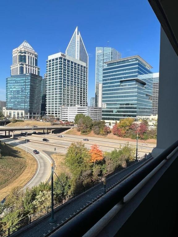 Spacious 2 Bedroom 2 Bathroom Apartment With Balcony In Uptown Charlotte! City Views & Free Parking! Bagian luar foto