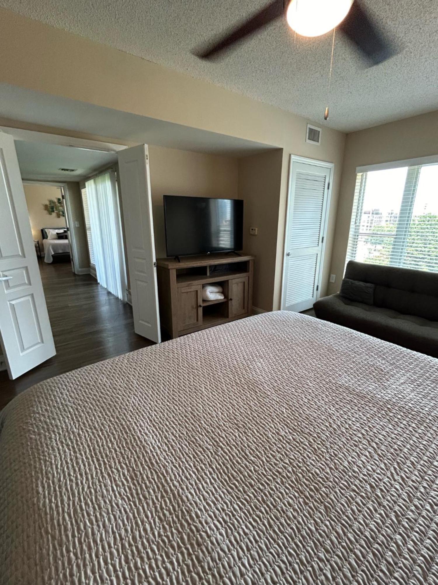 Spacious 2 Bedroom 2 Bathroom Apartment With Balcony In Uptown Charlotte! City Views & Free Parking! Bagian luar foto