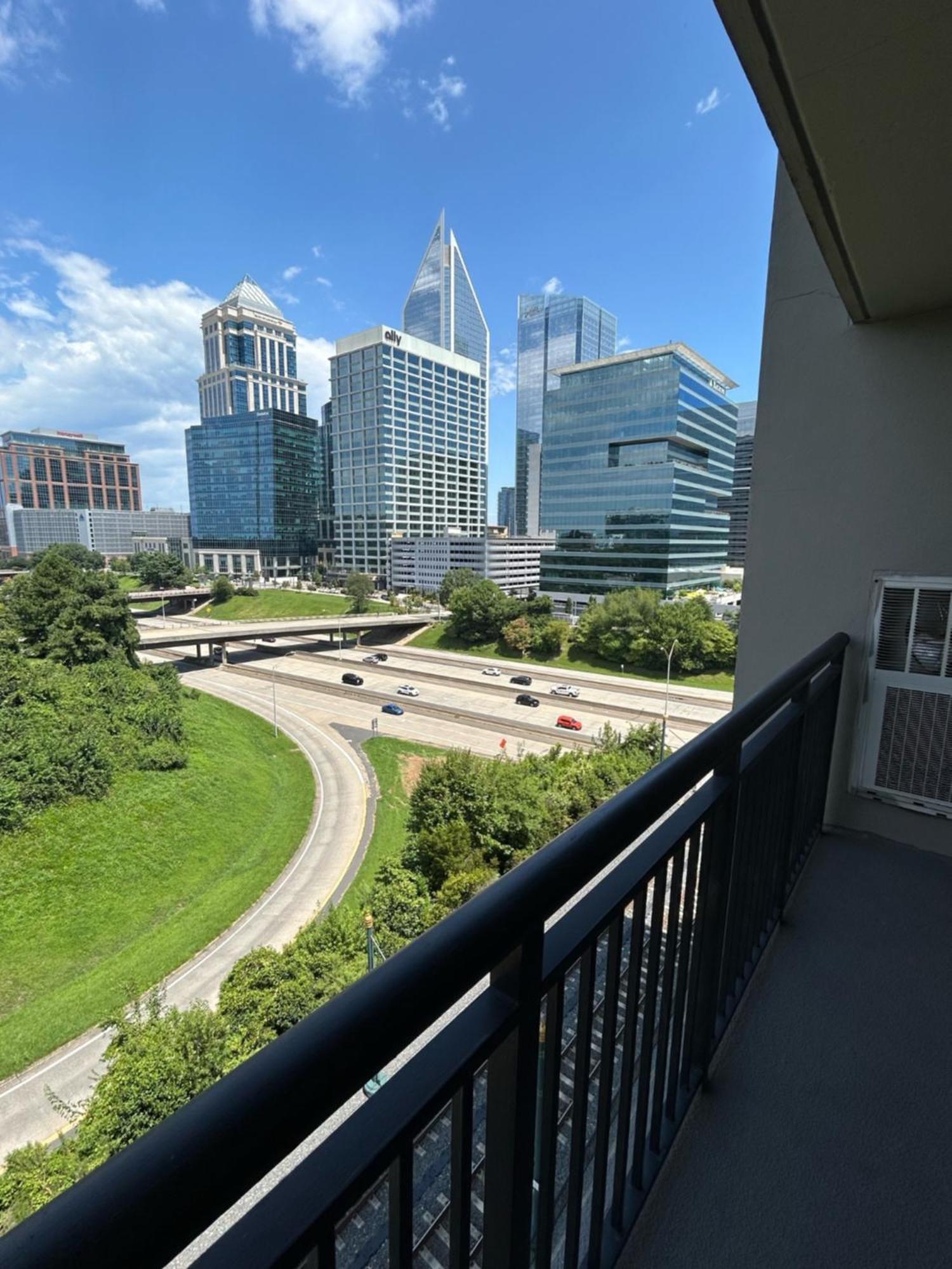 Spacious 2 Bedroom 2 Bathroom Apartment With Balcony In Uptown Charlotte! City Views & Free Parking! Bagian luar foto