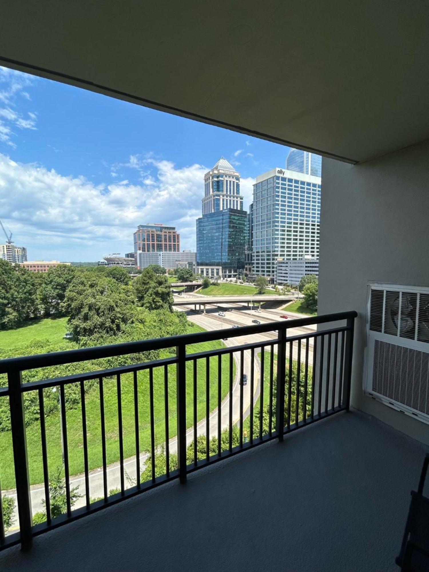 Spacious 2 Bedroom 2 Bathroom Apartment With Balcony In Uptown Charlotte! City Views & Free Parking! Bagian luar foto